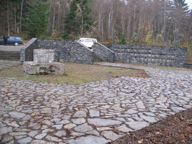 Devastirani spomenik-Jadovno